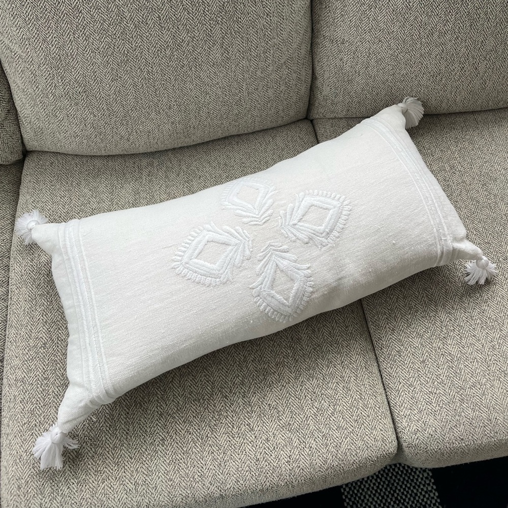 Serena and Lily Leighton Pillow cover. 14x30 lumbar.